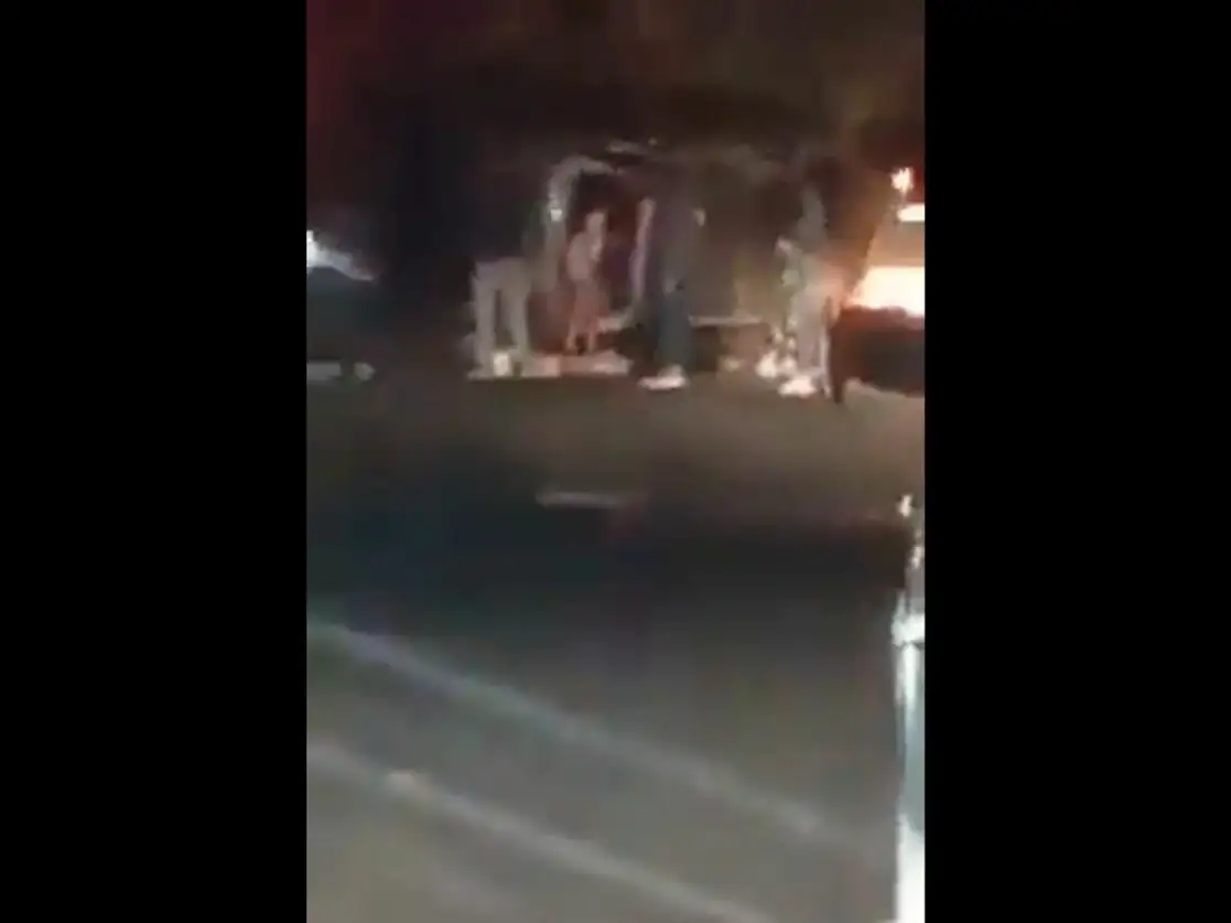 El director se seguridad pública del municipio de Acatlán de Osorio, Héctor García Álvarez, y su esposa Guadalupe Campos Vázquez, fueron ejecutados en una emboscada cuando circulaban en su vehículo la noche del jueves en la carretera que va de Las Palomas a Tecomatlán. Imagen tomada de un video del Twitter de @JornadaOriente
