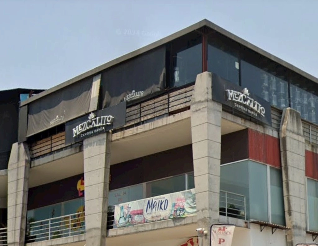 Policías municipales de Querétaro acudieron a la plaza comercial donde encontraron a los dos músicos muertos, por lo que acordonaron la escena del crimen. Foto 'La Jornada' 