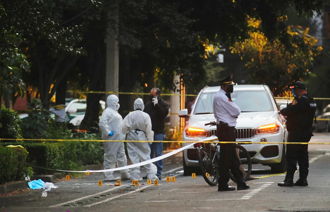 Una camioneta de lujo, en la que llegó Martín Rodríguez Sánchez, fue resguardada por la policía. Foto Víctor Camacho