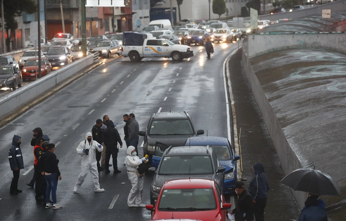 La víctima impactó diversas unidades tras recibir los impactos de bala. Foto Víctor Camacho