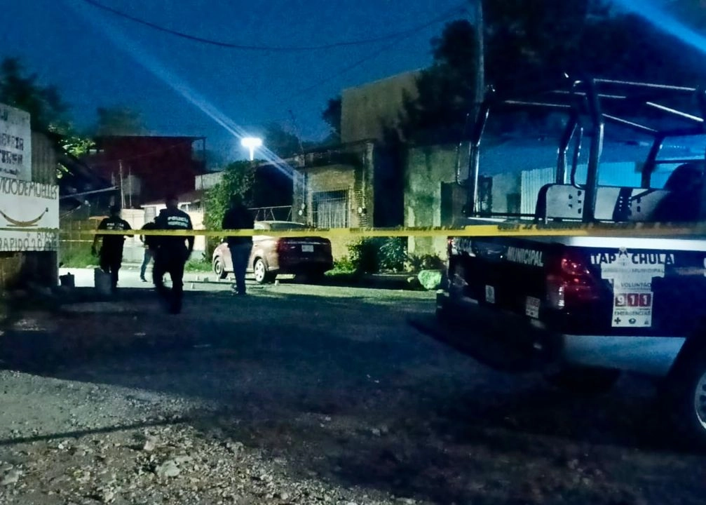 Según informes de la policía, las víctimas se encontraban en el interior de un vehículo estacionado cuando fueron atacados presuntamente por dos hombres que se desplazaban en motocicleta. Foto cortesía para