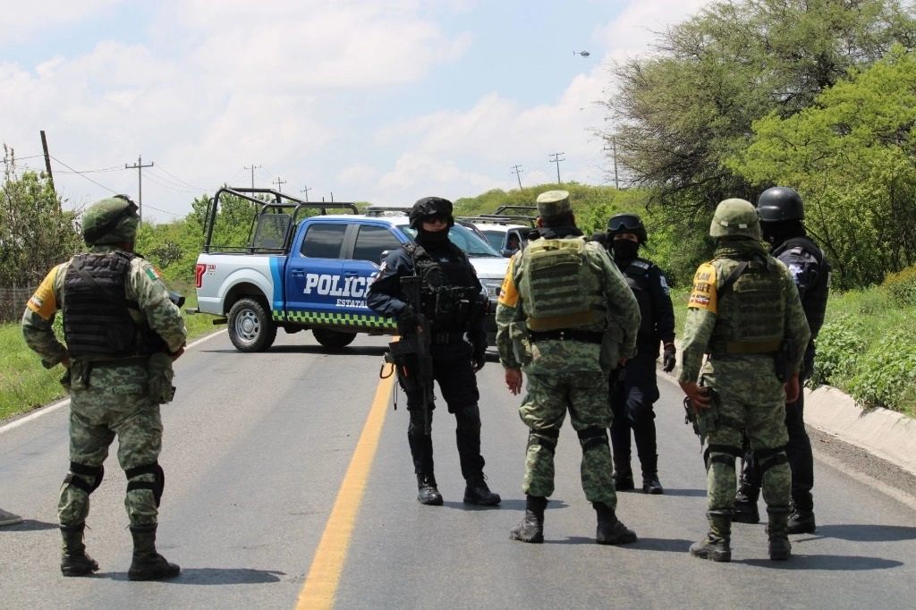 Elementos de la policía de Guanajuato y del Ejército Mexicano durante un operativo de vigilancia. Foto Cuartoscuro