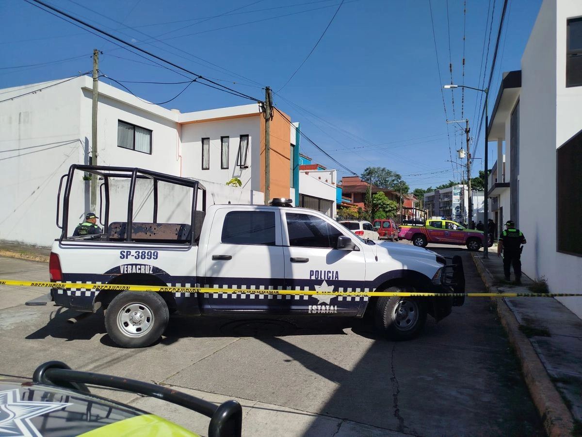 La agresión ocurrió en el fraccionamiento Circuito Villa Verde, en Córdoba, cuando la víctima salía de su domicilio y se preparaba para subir a un vehículo oficial tipo van, utilizado normalmente para el traslado de reos. Foto 