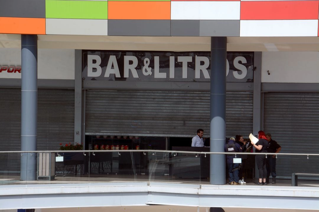 Dos comandantes de la Fuerza de Reacción Inmediata de Zacatecas fueron asesinados en un bar ubicado en una plaza comercial de la ciudad capital. Foto 