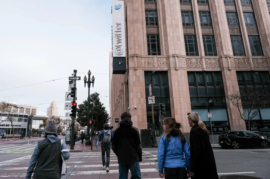 Con el argumento de pérdidas millonarias, Elon Musk, el hombre más rico del planeta, despidió ayer a más de la mitad de los empleados de esa red social en el mundo. La imagen, en San Francisco. Foto Afp