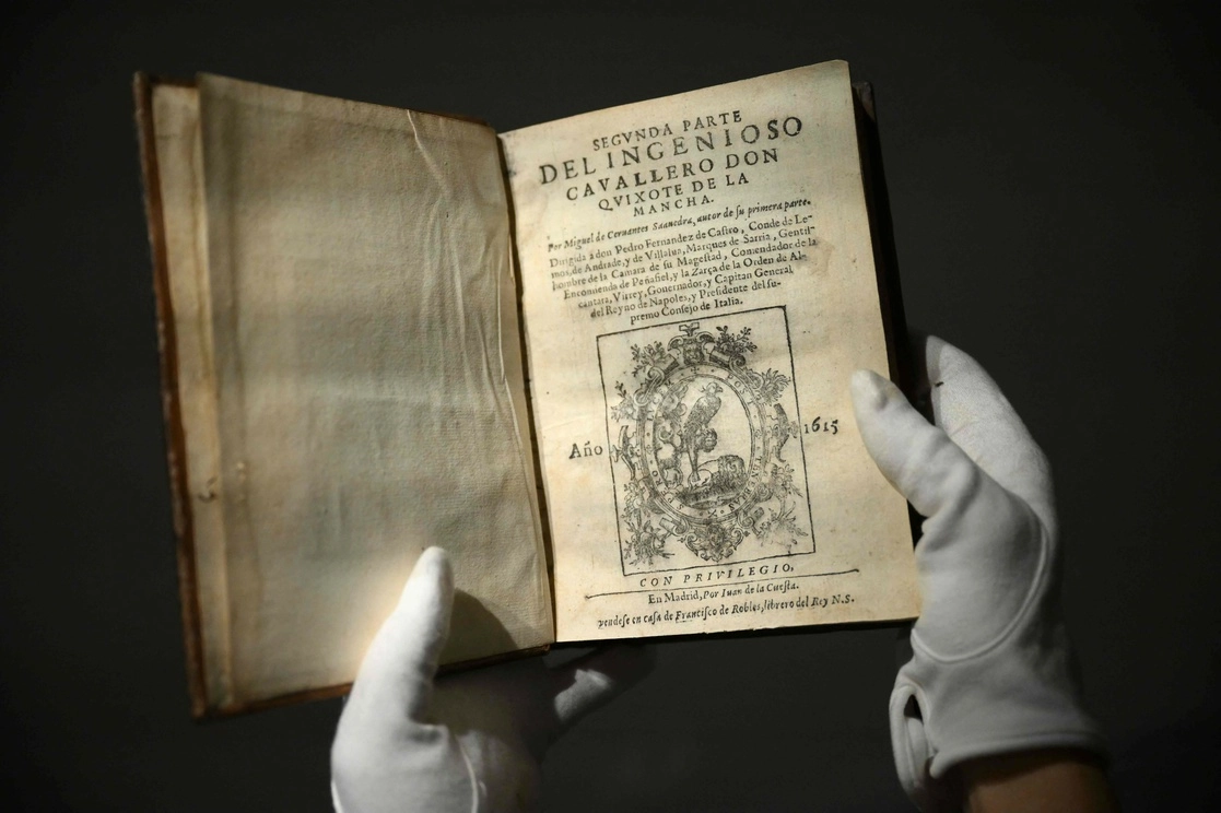 Dos volúmenes de la novela 'El ingenioso hidalgo Don Quijote de la Mancha’, de Miguel de Cervantes, se muestran en la casa de subastas de Sotheby's en el centro de Londres el 25 de noviembre de 2022, antes de su subasta, donde se espera que obtengan de 340 mil a 510 mil libras esterlinas. Foto Afp