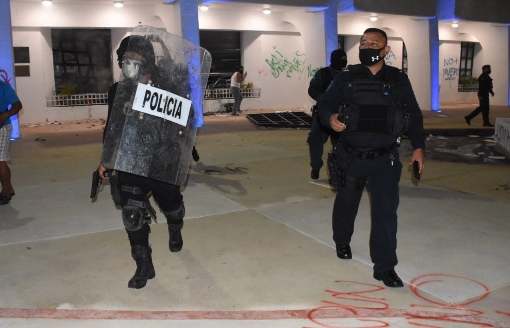 Policías municipales hicieron disparos durante una manifestación en Cancún, lo que provocó al menos dos periodistas heridos. Foto Cuartoscuro / Archivo