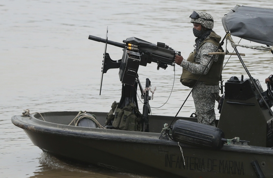 Integrantes de la armada colombiana vigilan el río Arauca, la frontera natural con Venezuela. Foto Ap