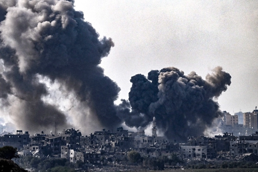 Una fotografía tomada desde Sderot muestra columnas de humo que se elevan sobre los edificios durante un ataque israelí en el norte de la Franja de Gaza el 14 de octubre de 2023. Foto Afp