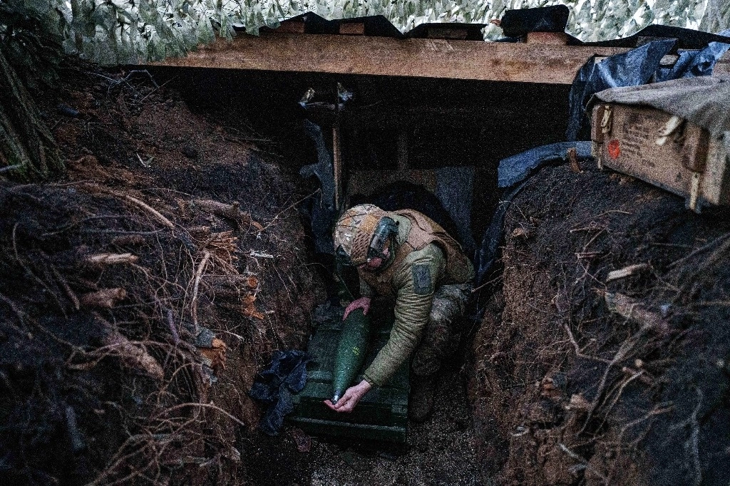 Un militar de Ucrania prepara un proyectil de artillería para disparar contra posiciones rusas en Pokrovsk, región de Donetsk, el 20 de enero de 2025. Foto Ap