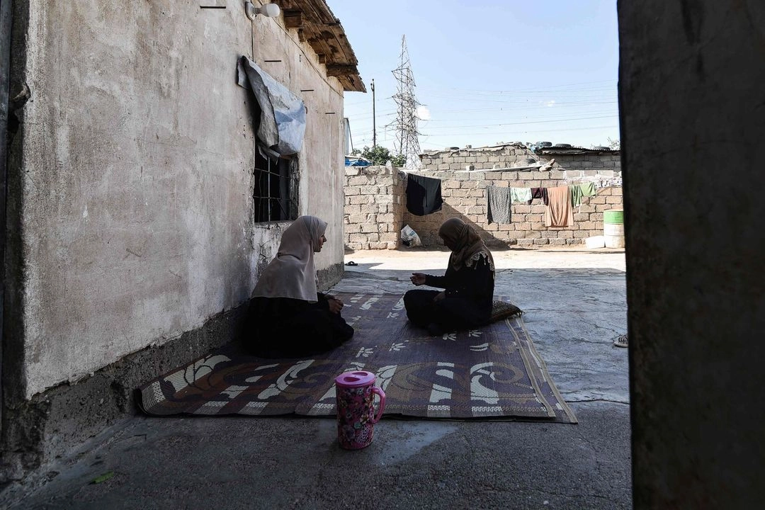Mujeres iraquíes sentadas en un centro que alberga a familias repatriadas del campamento sirio de Al-Hol, el 7 de mayo de 2025 en Mosul, en el norte de Irak. Foto 