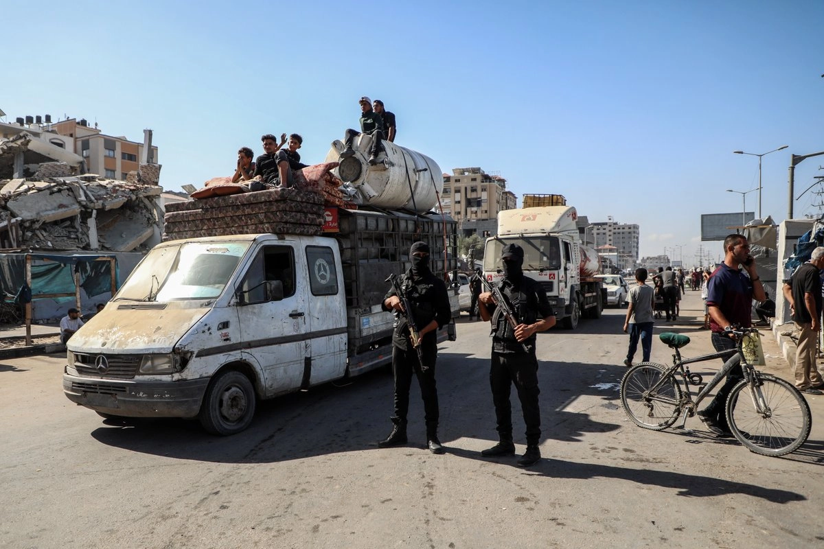 “Los soldados allanaron la casa, nos amenazaron y nos dijeron que teníamos prohibido mostrar cualquier signo de alegría o recibir a quienes lo felicitaban por su liberación”, declaró Razan, hija del prisionero Taleb Makhamreh de Yatta.