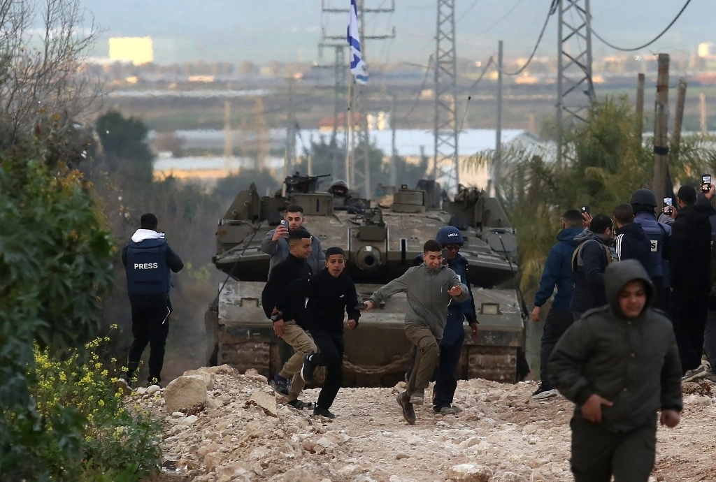 Un tanque militar israelí circulando por una carretera, en la ciudad cisjordana de Jenin. Foto Xinhua