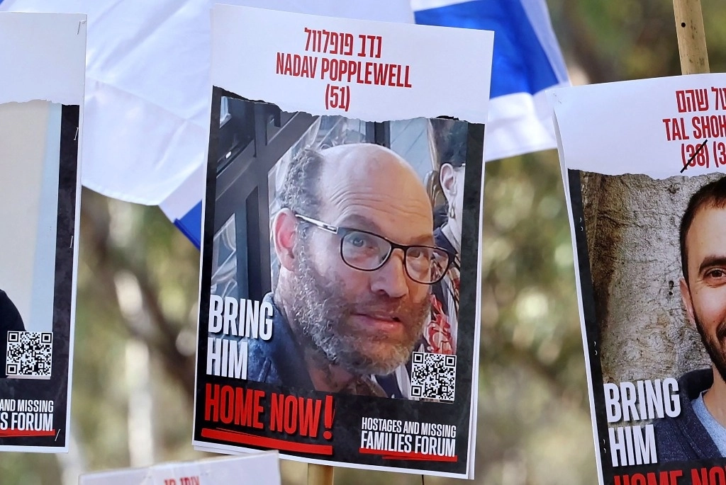 Cartel con el retrato del rehén Nadav Popplewell previo a una marcha. Foto Afp / Archivo