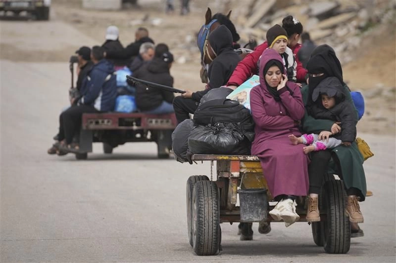 Palestinos se trasladan del sur al norte de Gaza por una carretera costera, lejos de las zonas de la renovada ofensiva israelí en Gaza. Foto