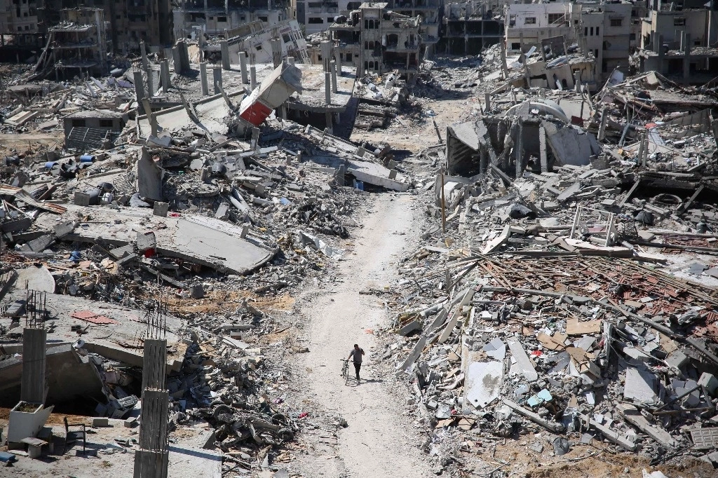 Escombros de un edificio en el área devastada alrededor del hospital Al-Shifa de Gaza el 3 de abril de 2024. Foto Afp 