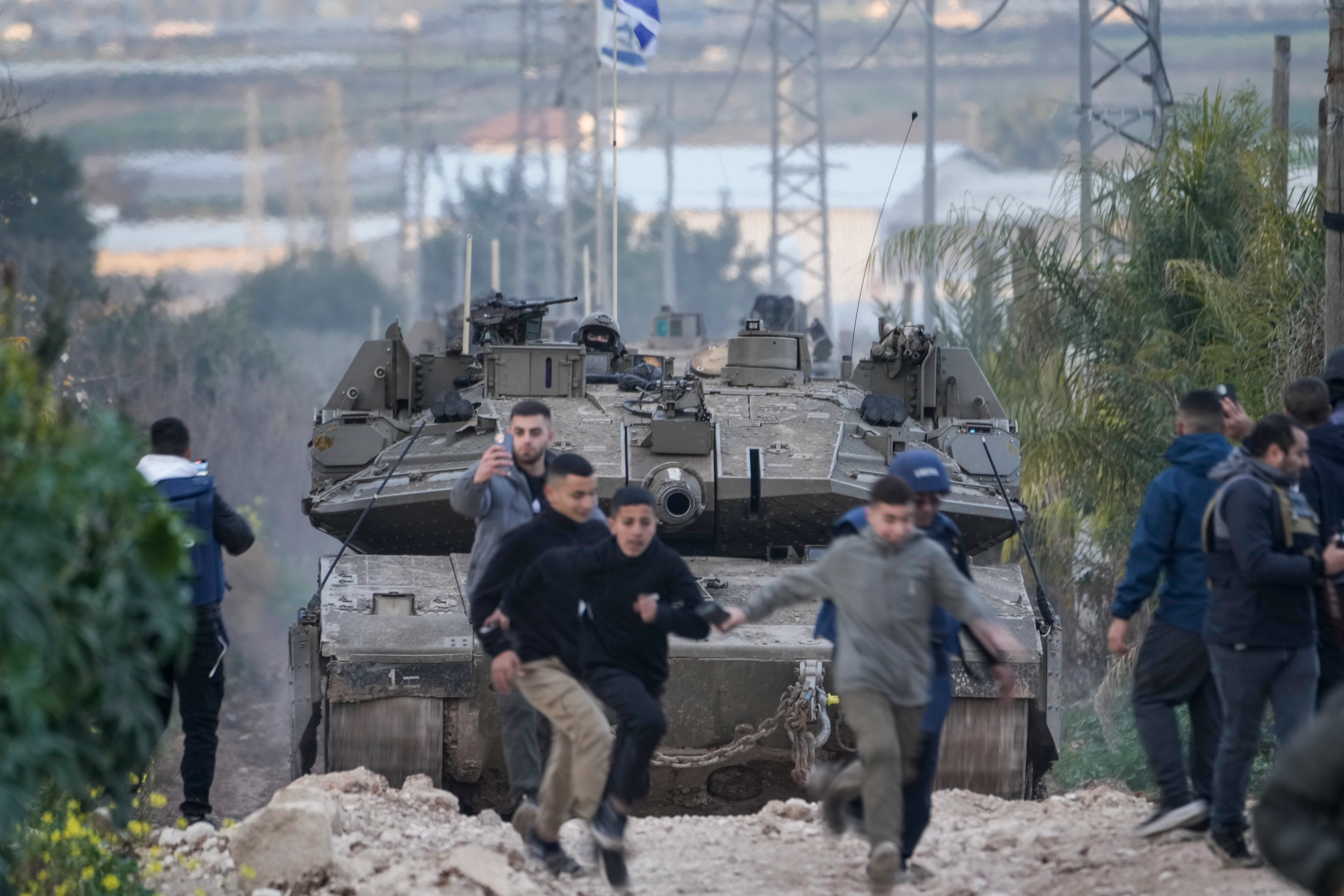 Soldados israelíes conducen un tanque hacia el campamento ocupado de Jenin en Cisjordania, durante una operación militar, el 23 de febrero de 2025. Foto
