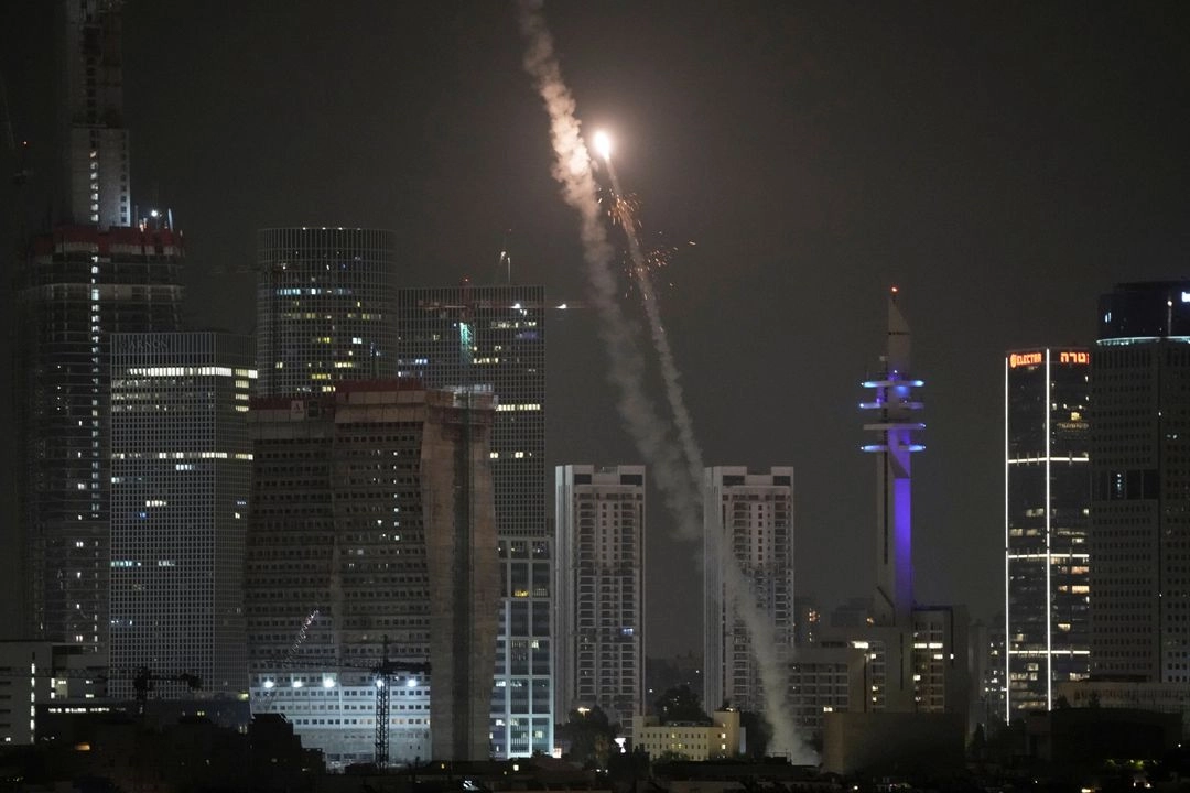 El sistema de defensa aérea israelí intercepta misiles lanzados desde Irán sobre Tel Aviv, Israel, la madrugada del domingo 15 de junio de 2025. Foto