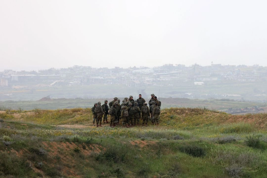 Soldados israelíes se posicionan cerca de la frontera norte de Gaza, el 20 de marzo de 2025. Foto 