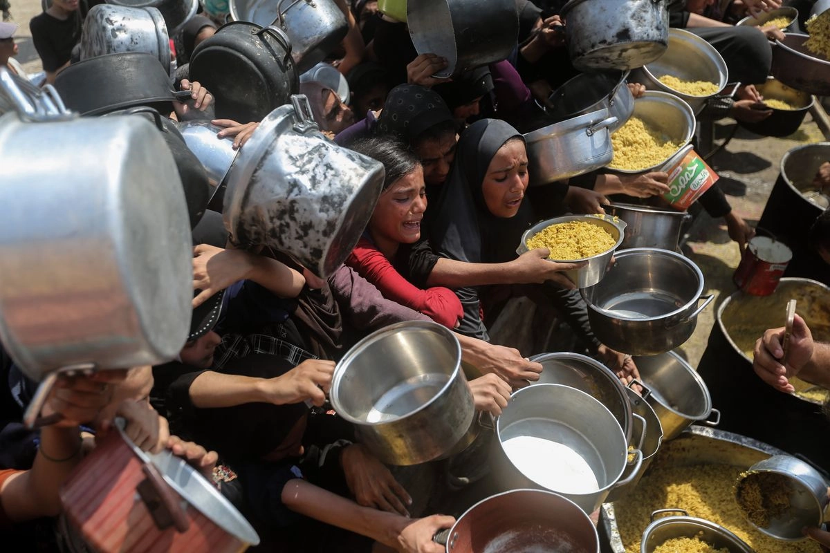 La carencia de comida en la ciudad de Gaza persiste ante el bloqueo decretado por el gobierno israelí, agravada por la incesante ofensiva militar.