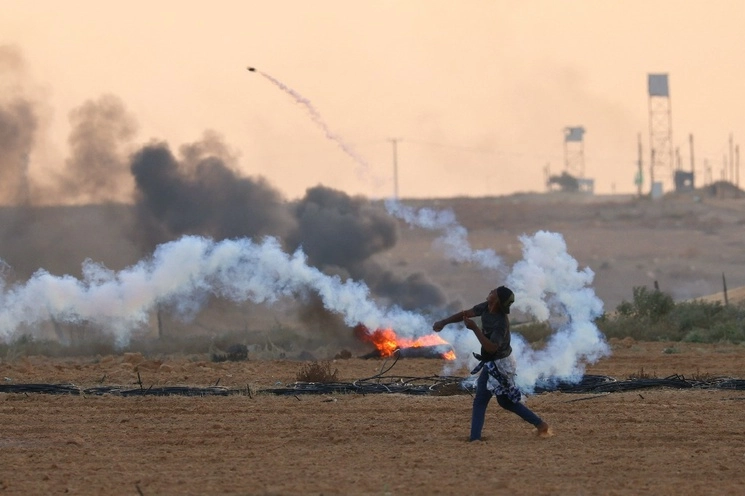 Un manifestante palestino  se enfrenta con soldados israelíes al este de Rafah, en el sur de la Franja de Gaza, el 23 de septiembre de 2023. Foto Afp