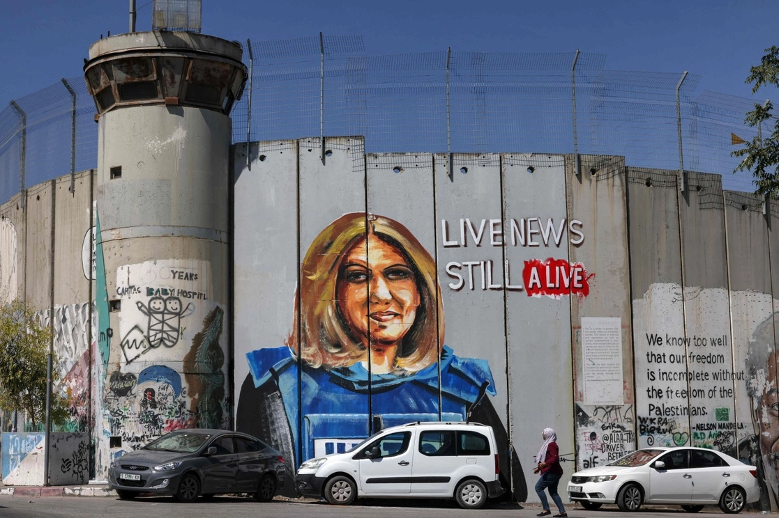 Un mural dedicado a la periodista del canal catarí Al Jazeera Shireen Abu Akleh en Jenin, Cisjordania. Foto Afp / Archivo