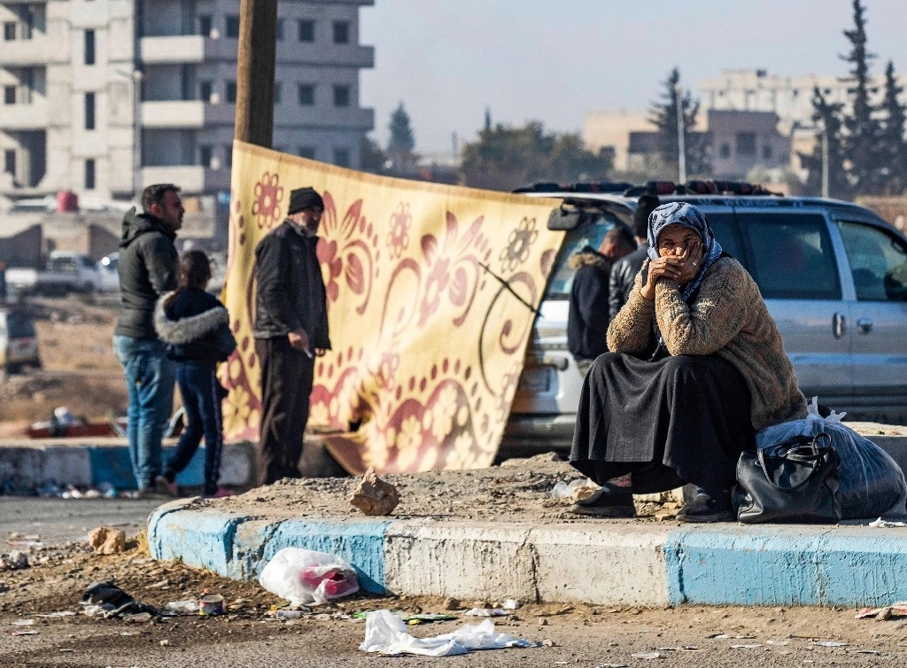 Kurdos sirios, que huyen del norte de Alepo, llegan a Tabqa, en las afueras occidentales de Raqa, el 4 de diciembre de 2024. Foto Afp 
