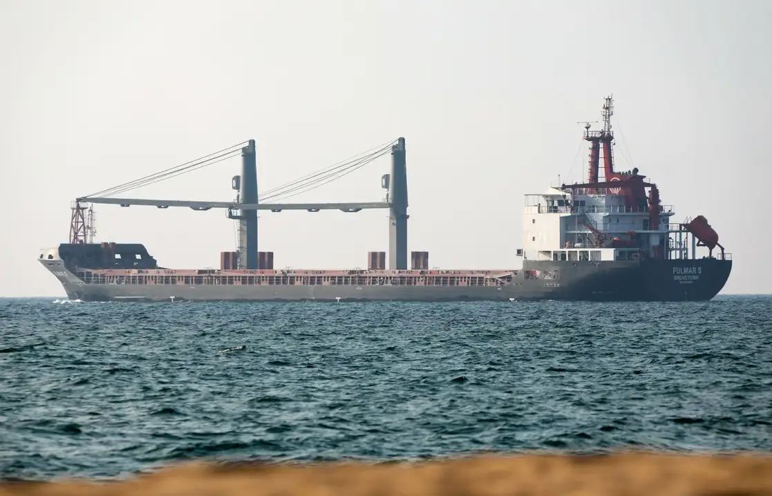 El navío Fulmar S, con 12 mil toneladas de maíz, zarpó del puerto de Odesa, Ucrania. Foto Ap