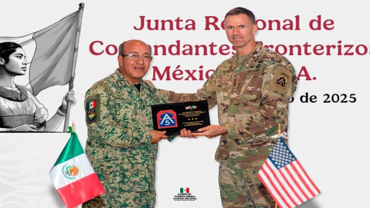 El encuentro fue encabezado por el general de división José Roberto Flores Montes de Oca, comandante de la II Región Militar (izq) y el teniente general Allan M. Pepin, comandante del Ejército Norte de EU (der). Foto 