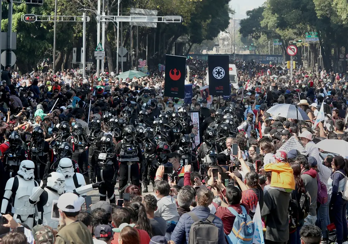 Cientos de familias seguidoras de la saga de la ‘Guerra de las Galaxias’ colmaron las aceras de Paseo de la Reforma para ver a sus ídolos, como Darth Vader, Obi-Wan y, por supuesto, Leia, Chewbacca, Yoda y los jedis. Foto María Luisa Severiano 