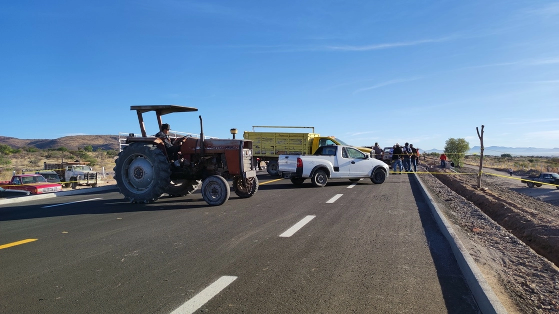 Bloqueo carretero de ejidatarios de la Comunidad El Chichimeco, en Aguascalientes, el 12 de abril de 2022. Foto Claudio Bañuelos 