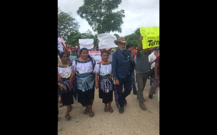 
Campesinos del municipio de Salto de Agua, Chiapas, realizaron este jueves una marcha caravana para exigir la instalación de una mesa de diálogo, con la finalidad de que autoridades federales y estatales resuelvan sus demandas agrarias. Foto La Jornada