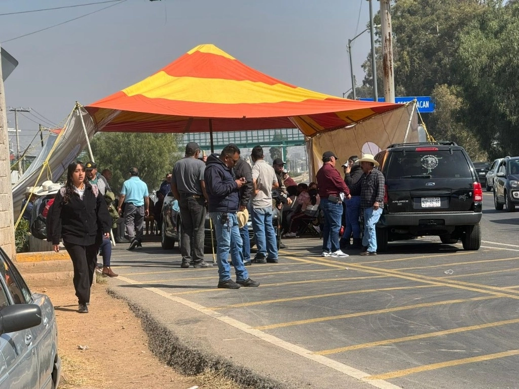 Los ejidatarios exigen el pago de sus tierras que vendieron para la construcción de los carriles confinados del Mexibús, el 19 de diciembre de 2023. Foto 'La Jornada'