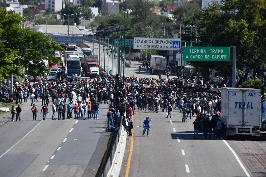 Aspectos de un bloqueo en la autopista del Sol, ocurrido en julio pasado. Foto Cuartoscuro