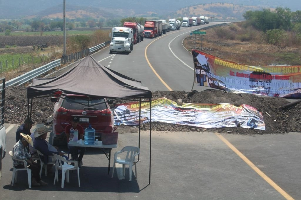 Los campesinos usaron toneladas de tierra para colocar bloqueos en los kilómetros 50 y 51 de la  la autopista Siglo XXI. Foto Rubicela Morelos