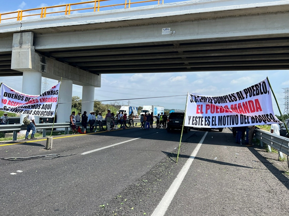 Labriegos de los municipios morelenses de Tlayacapan y Yautepec bloquearon este viernes, por unas ocho horas, la autopista La Pera-Cuautla. Foto Rubicela Morelos