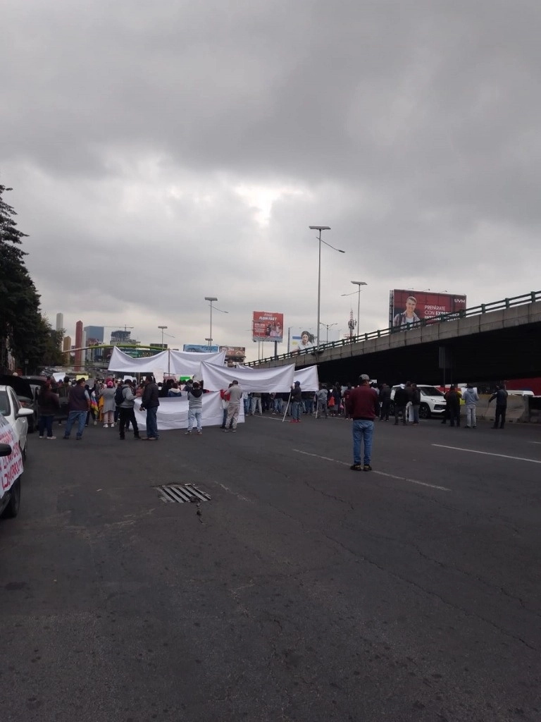 Vecinos del poblado de San Francisco Chimalpa realizan un bloqueo en Periférico norte, a la altura del parque Naucalli, con dirección a CDMX. Foto ‘La Jornada’