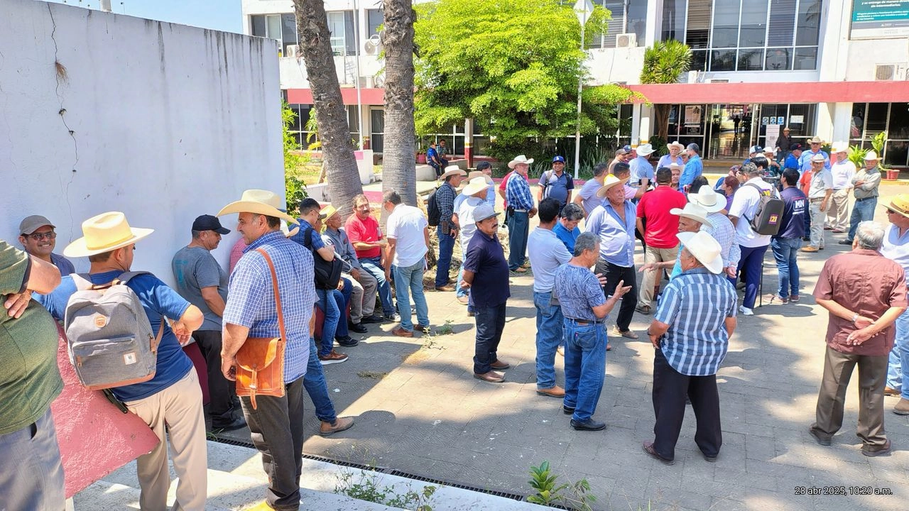 Ejidatarios de Nayarit se manifestaron en Conagua para pedir que se aterricen proyectos concretos de riego para el campo. Foto 