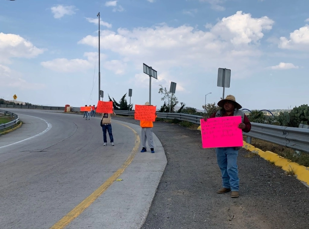 Los ejidatarios de Nopaltepec tomaron las casetas del Arco Norte; exigen el pago de 400 hectáreas utilizadas para construir esta autopista, el 31 de octubre de 2023. Foto Javier Salinas Cesáreo