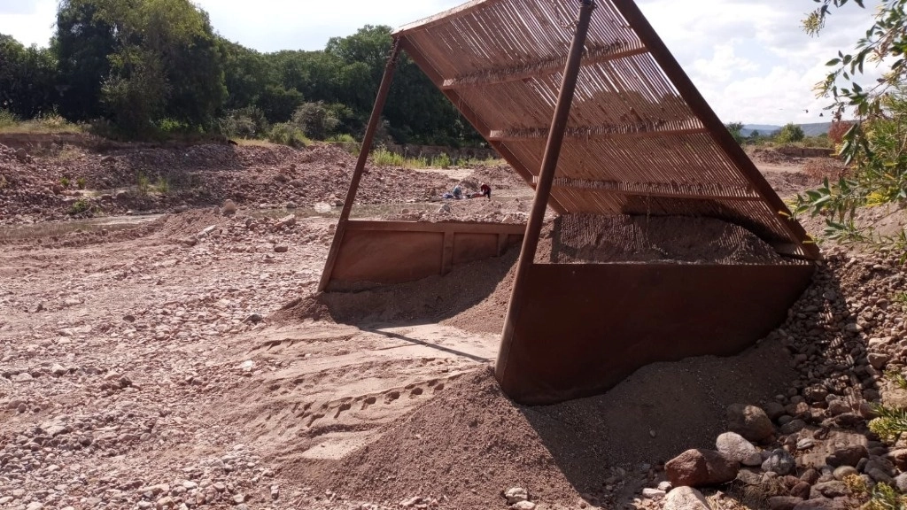 Criba de acero en la comunidad de San Martín, municipio de Pinos, Zacatecas, la cual separa piedras y arena, a fin de obtener material puro y refinado, utilizada en la industria de la construcción. Foto Alfredo Valadez