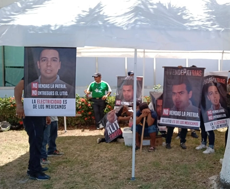 Unos 50 colonos instalaron un plantón frente a las instalaciones del PRI en Campeche para exigir a los diputados federales del tricolor que voten a favor de la iniciativa de la reforma eléctrica del presidente López Obrador. Foto ‘La Jornada’
