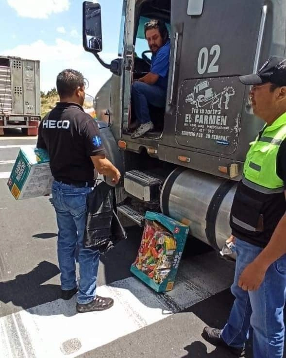 Durante los tres días que duró el bloqueo en la autopista Arco Norte, vecinos llevaron comida a los manifestantes. Foto La Jornada 