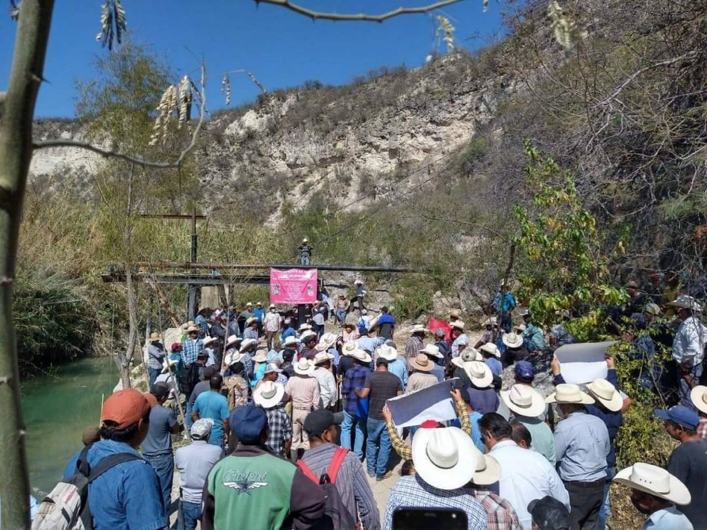 Desde el martes 20 de febrero, ejidatarios de Jaumave bloquean la carretera federal 101 exigiendo el pago de derecho de vía donde se construyó la autopista Rumbo Nuevo. Foto Cuartoscuro / Archivo