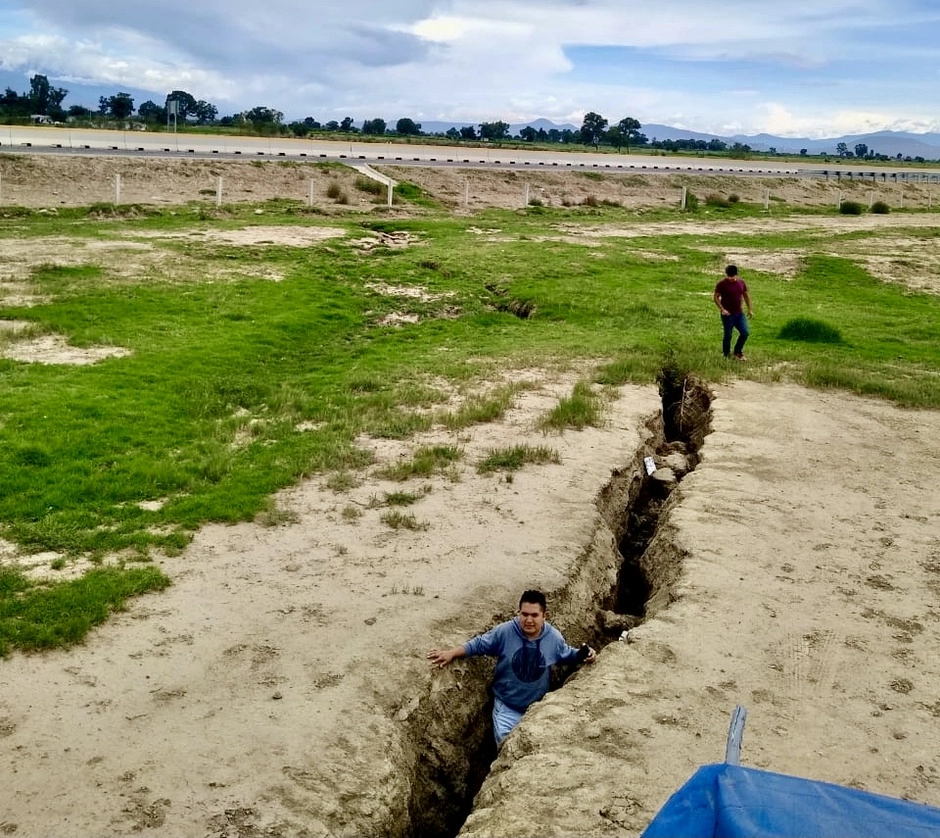 El Frente de Pueblos en Defensa de la Tierra de San Salvador Atenco reportó la aparición de grietas en varios ejidos, el 2 de julio de 2021. Foto La Jornada