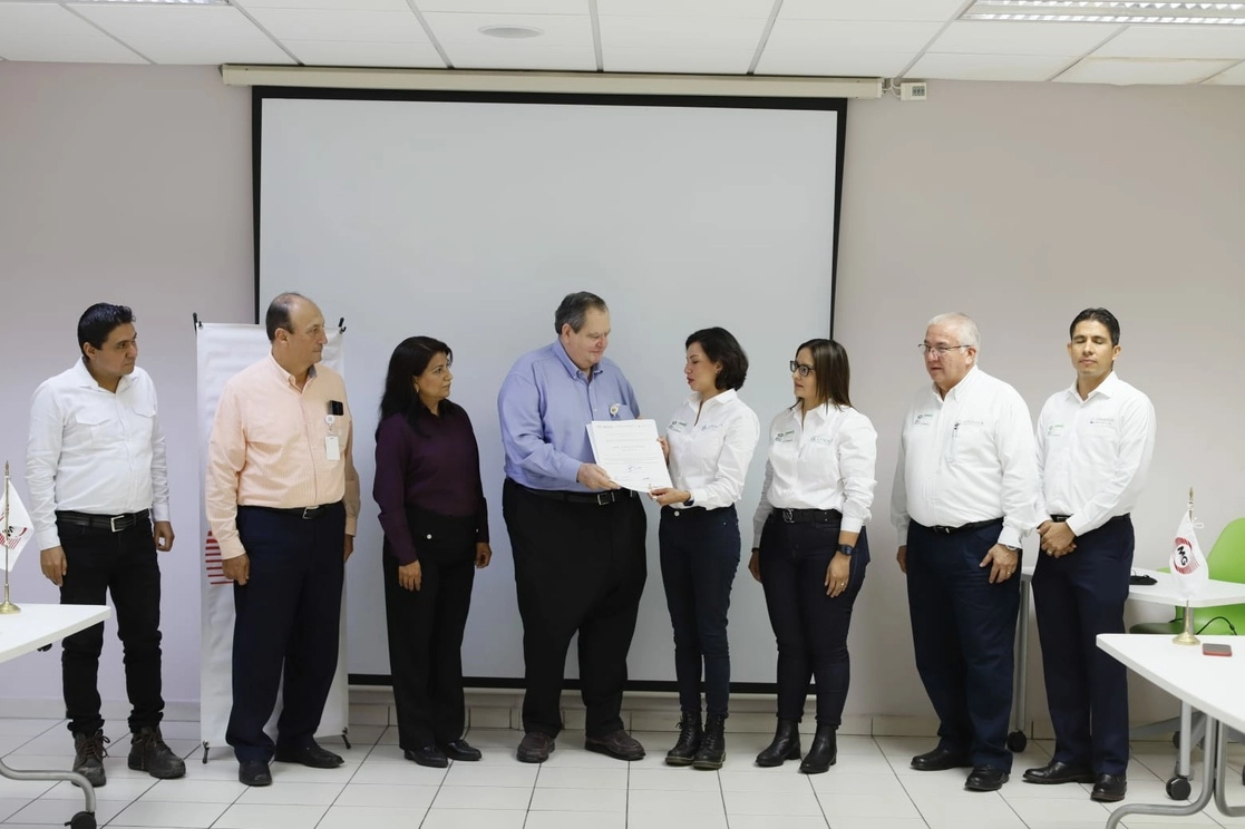 La subdirectora general de Administración de Conagua, Alejandra Icela Martínez Rodríguez, entregó un reconocimiento al contribuyente M&G Polímeros México, que en su planta de Altamira, Tamaulipas, cumplió de manera anticipada con esta norma. Foto Conagua