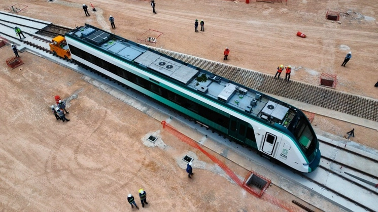 En julio pasado fue trasladado el primer convoy de cuatro vagones del Tren Maya a Cancún. Foto Cuartoscuro / Archivo 