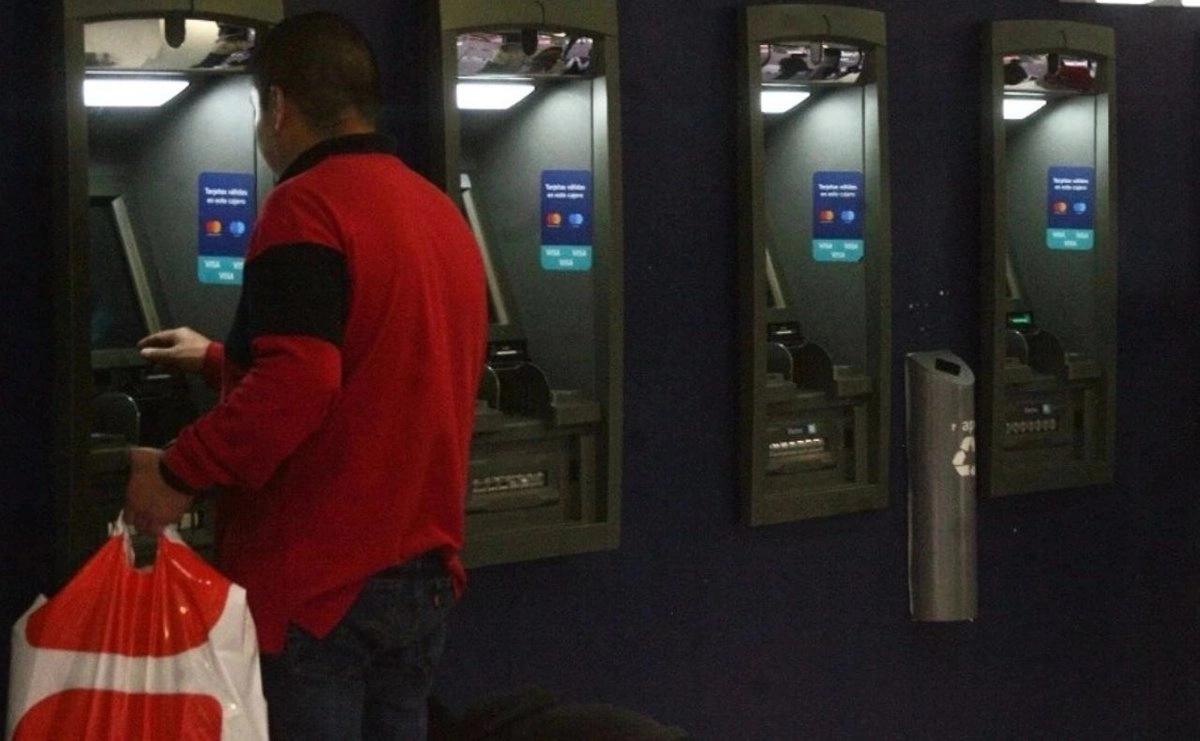 Los clientes de los bancos pueden anticipar sus operaciones, al mismo tiempo de tener a su disposición más de 65 mil cajeros automáticos y 58 mil corresponsales bancarios, así como la banca digital y telefónica. Foto 