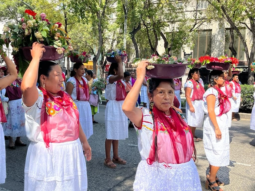Representantes de varias comunidades indígenas marchan y resguardan la Glorieta de las Mujeres que Luchan para evitar que retiren la escultura que ahí se encuentra, en la Ciudad de México, el 12 de octubre de 2022. Foto Alfredo Domínguez