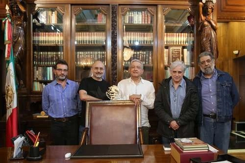 El presidente Andrés Manuel López Obrador invitó ayer a los moneros Antonio Helguera, José Hernández y Rafael Barajas (El Fisgón), y al articulista Pedro Miguel, de La Jornada, como ha hecho con otros periodistas, intelectuales y artistas, a un recorrido por Palacio Nacional. Foto Presidencia