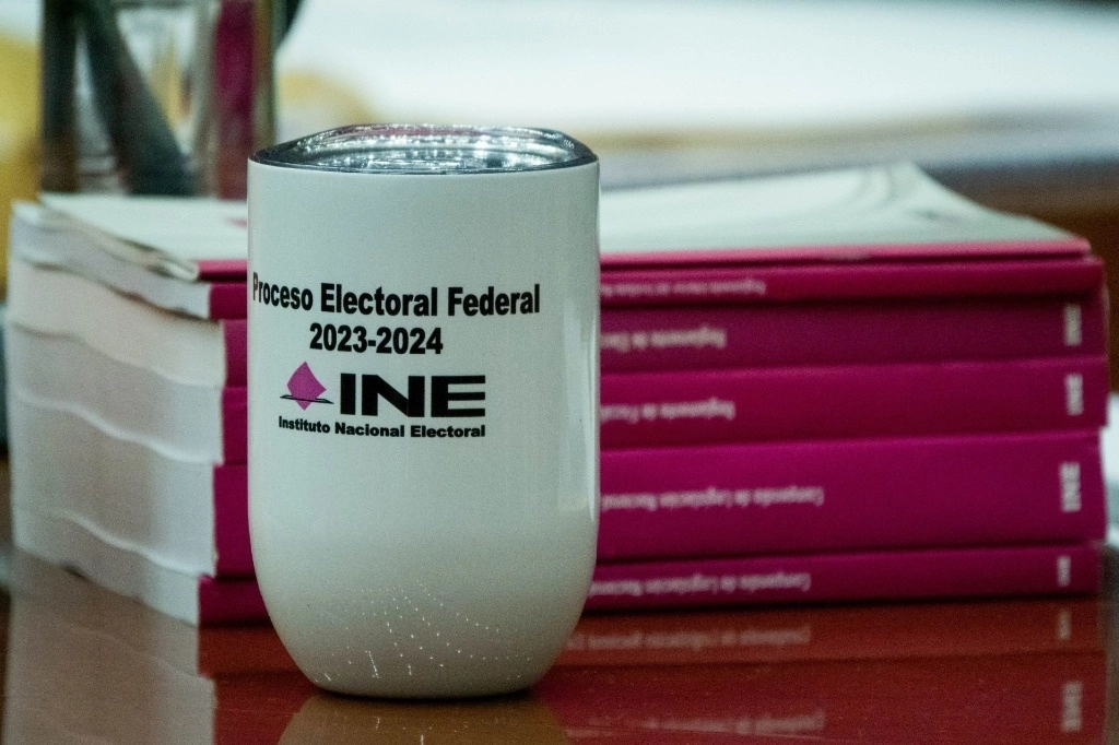 Termo con la leyenda del actual proceso electoral entregados por el INE a los consejeros durante una sesión ordinaria. Foto Cuartoscuro / archivo